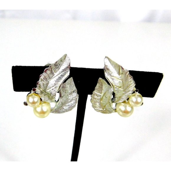 Vintage 60s Signed Sarah Coventry Textured Leaves Faux Pearls Clip on Earrings - Picture 3 of 9